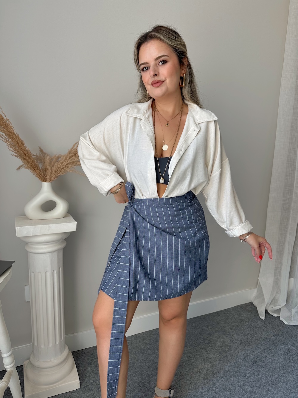 Edited in Tezza with: HSL, Shadows, Fade, Brightness, & Temperature Lacivert Çizgili Mini Kruvaze Etek - Görsel 1