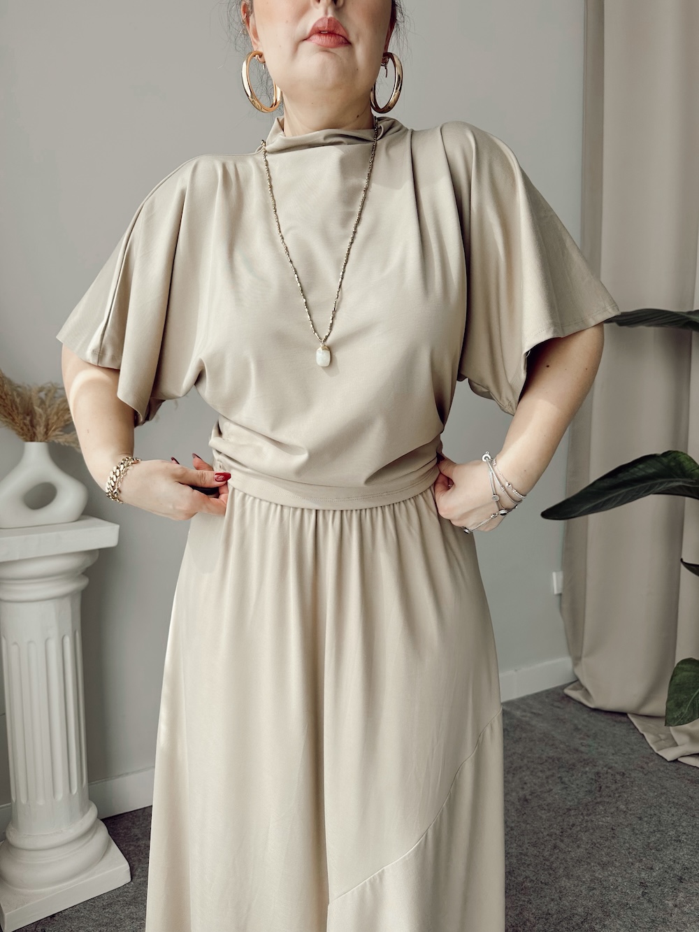 1D687ECE-FC13-4ACD-9362-F07144842B30 Bej Viskon Dik Yaka Yarasa Kol Bluz - Görsel 1