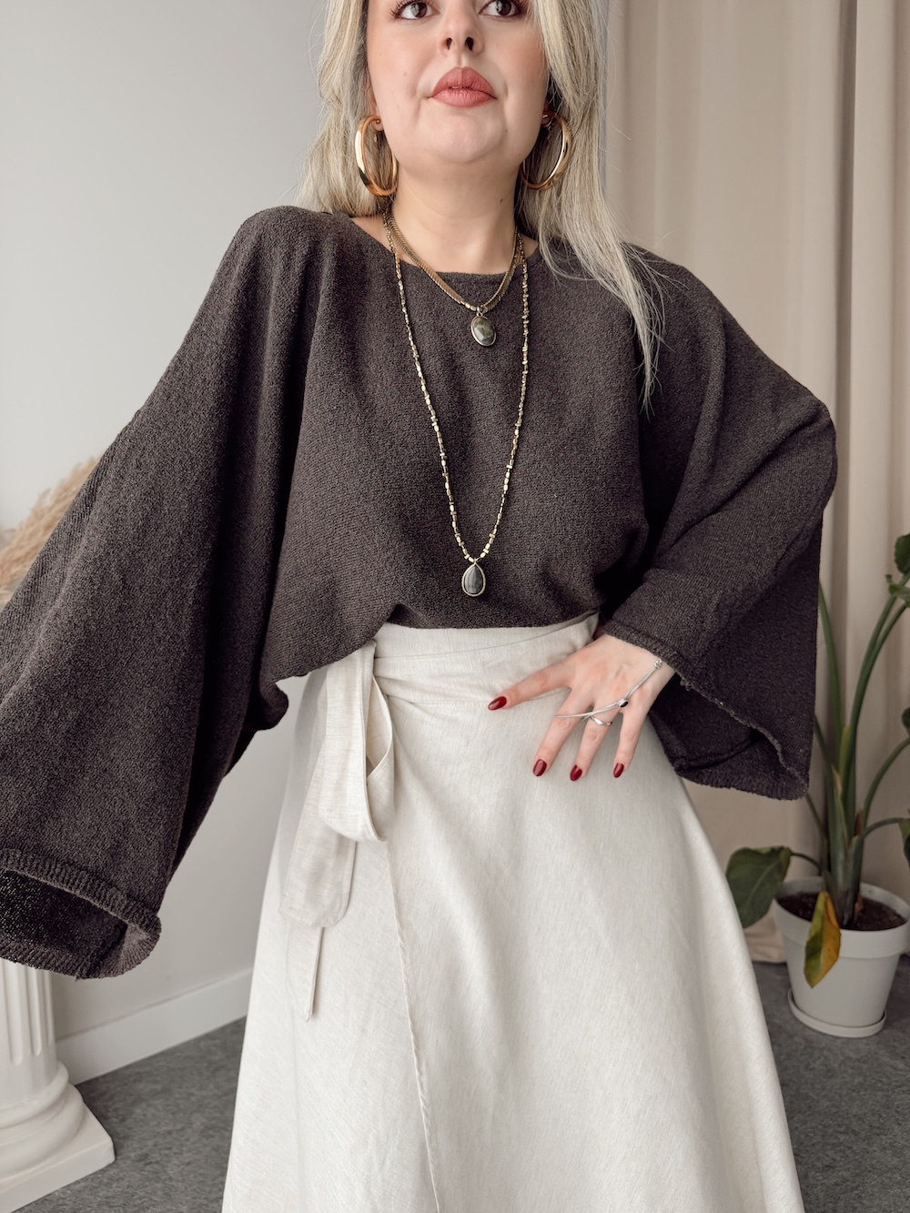 Edited in Tezza with: Vintage, Shadows, Temperature, HSL, & Highlights Kahve Organik Pamuk Yarasa Kol Crop Baharlık Triko - Görsel 1