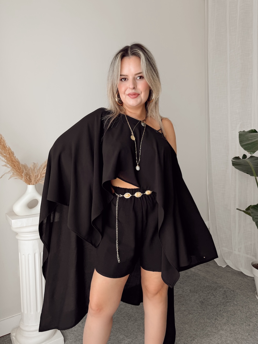 F538889F-E9EB-4137-A60A-7982BCD67EE6 Siyah İpek Vual Oversize Asimetrik Pelerin - Görsel 1